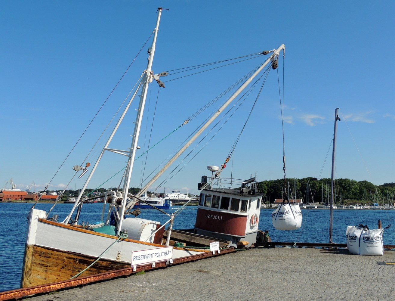 Løfjell Laster Sekker Med Veigrus Ved Jordenholmkaia I Stavanger 18-6-13  Skipper Bjarne Middelton Skal Til Kalvøy Med Lasten Bh