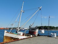 Løfjell Laster Sekker Med Veigrus Ved Jordenholmkaia I Stavanger 18-6-13  Skipper Bjarne Middelton Skal Til Kalvøy Med Lasten Bh